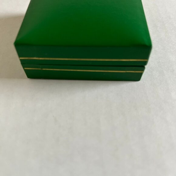 Gold tone tie clip with Celtic Sword design in original green hinged box - Picture 10 of 12